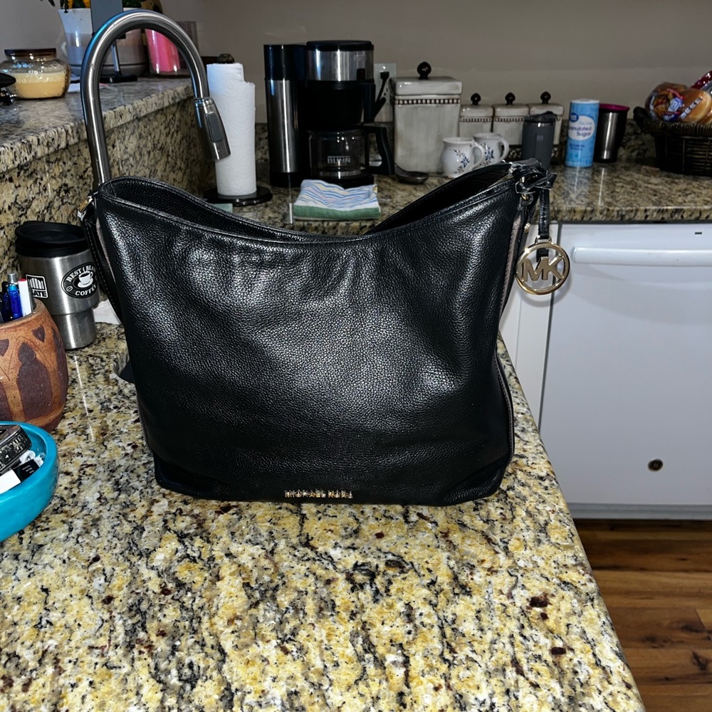 EUC authentic Michael Kors Black and Brown Pebbled Leather Hobo Handbag 10X13